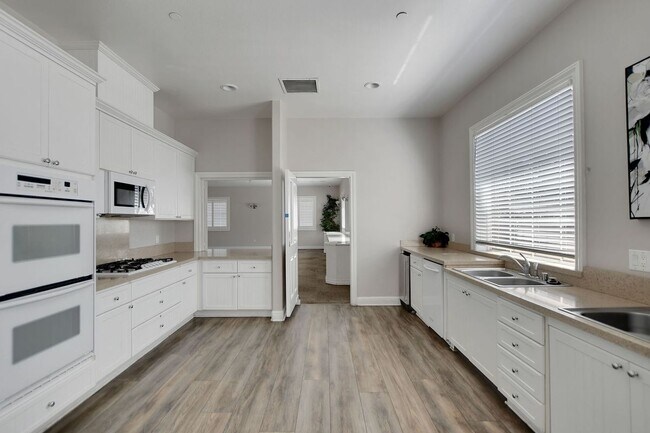 Building Photo - 15723 Parkhouse Dr