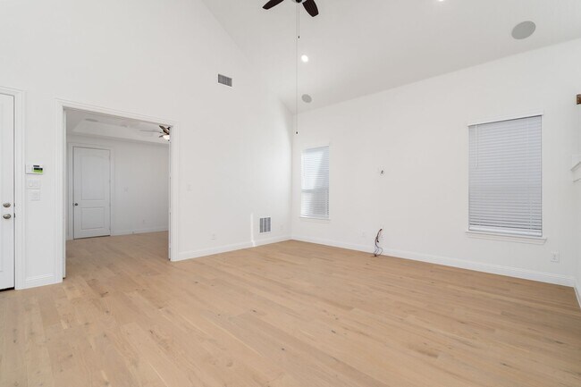 Building Photo - 2600 Chester Dr