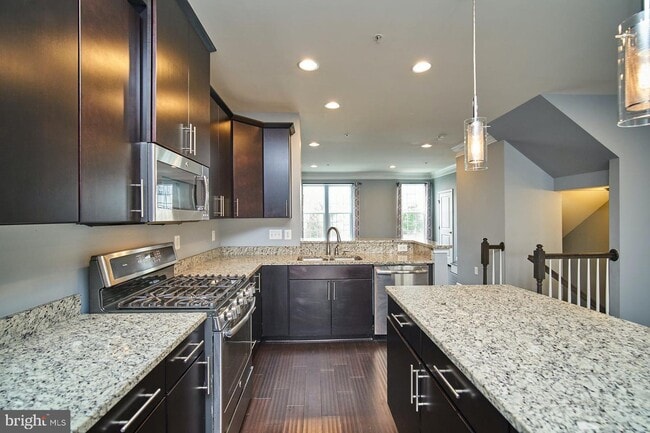 Kitchen - 8126 S Channel Dr