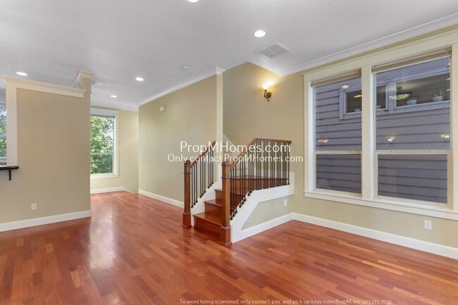 Building Photo - Luxury Two Bedroom Townhouse in NE!