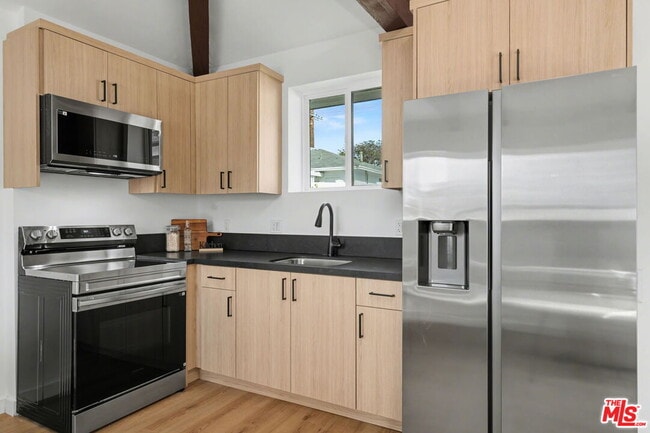 Building Photo - 2831 Overland Ave