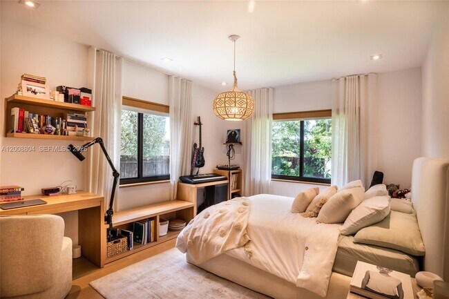 Building Photo - 115 SW 23rd Rd