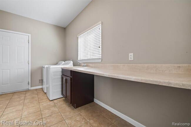 Building Photo - 699 Bay Pointe Dr
