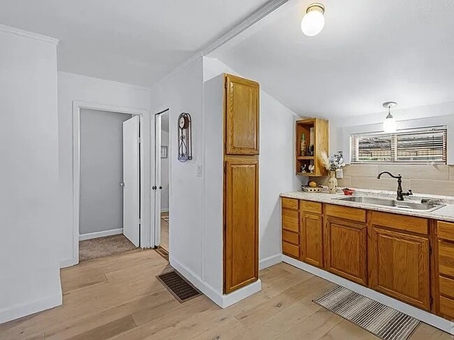 Building Photo - 2731 E Orman Ave