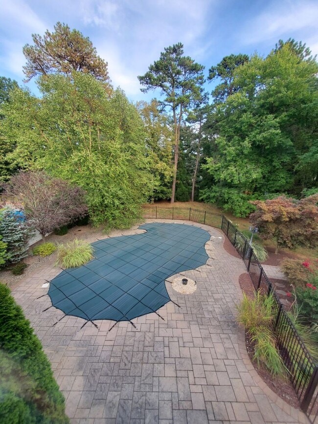Building Photo - Beautiful, large home with finished baseme...