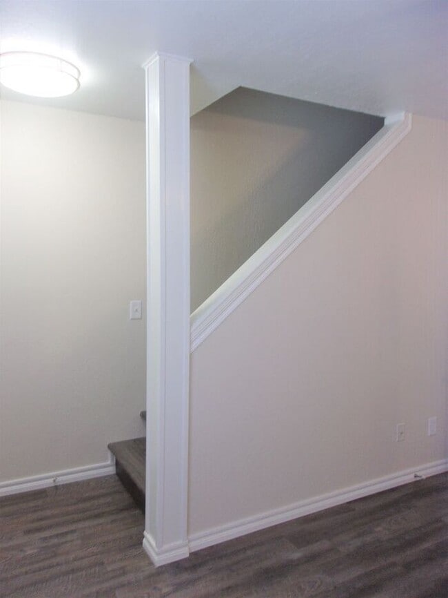 Building Photo - 2 BED 1.5 BATH TWO STORY TOWNHOUSE- WARR A...