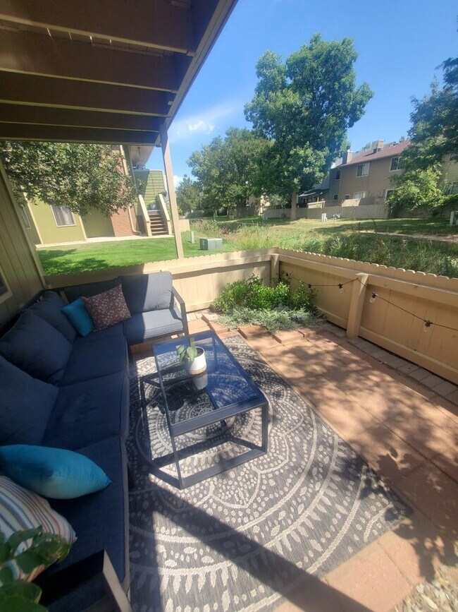 Building Photo - Updated and Spacious 1 Bedroom with Attached Garage!
