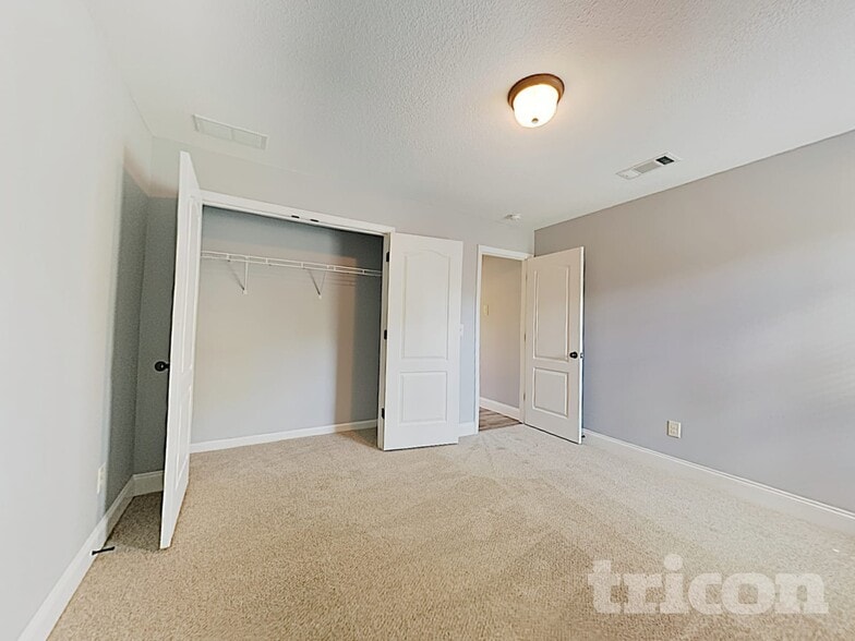 Building Photo - 527 Embassy Walk