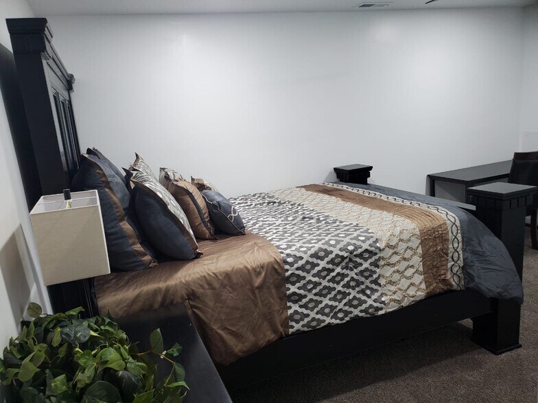 Building Photo - 704 N Bennedict Dr