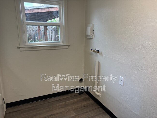 Building Photo - 364 W Selmar Ct