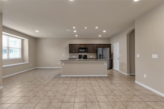 Building Photo - 2880 Donnell Dr
