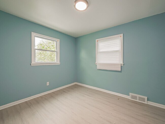 Building Photo - Charming 3BR Home Available Now in Pontiac!