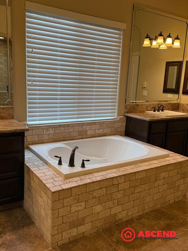 Building Photo - Stunning 4 bedroom + office in Seven Oaks!