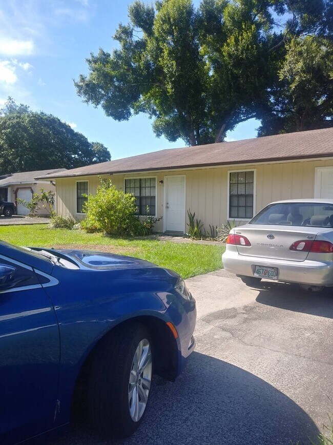 Building Photo - CHARMING 3 BEDROOM HOME WITH 1 CAR GARAGE