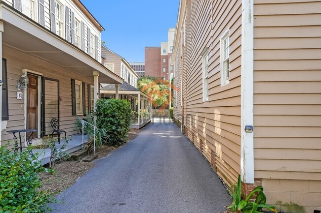 Building Photo - 1 bed / 1 bath ~ Fully Furnished