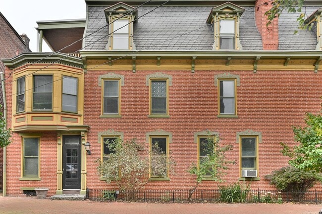 Building Photo - Charming 3 Bedroom on Verbeke St w Off Str...