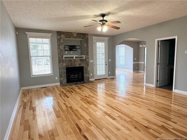 Building Photo - 3917 Barnsdale Dr