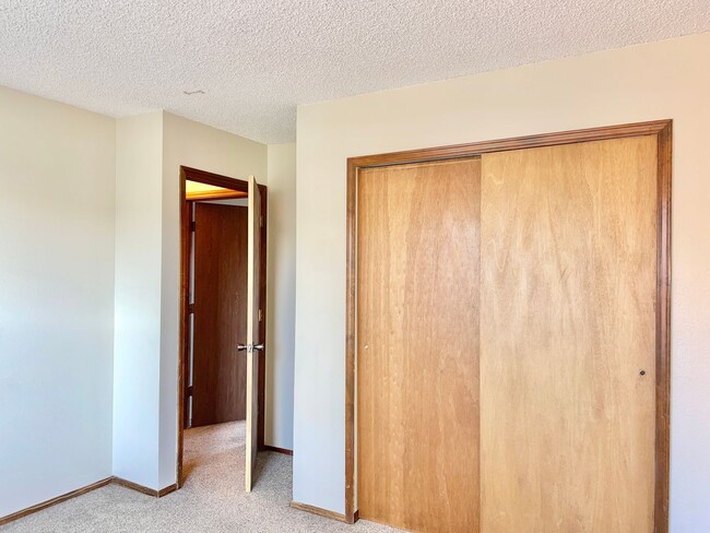 Building Photo - Beautiful West Side 2 Bedroom Condo w/ Views!!