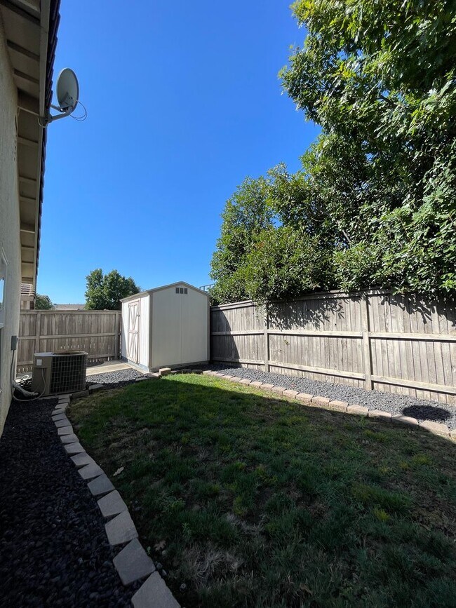 Building Photo - Charming single story home located on the ...