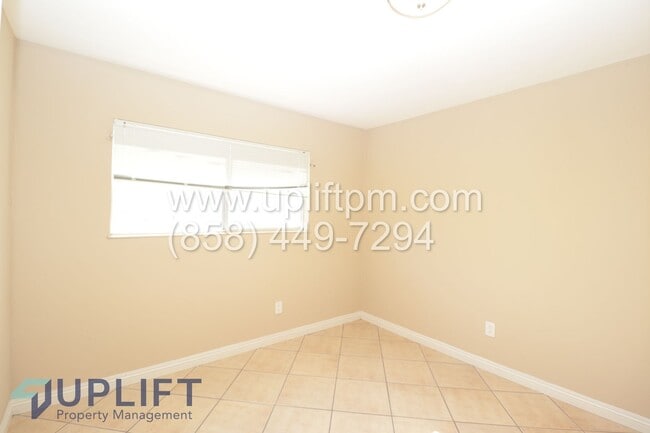 Building Photo - 5 Bedroom 2 Bath Home In Oceanside ** Move In Special $300 Off First Month's Rent**