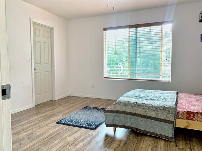 Building Photo - Remodeled Maple Woods Beauty