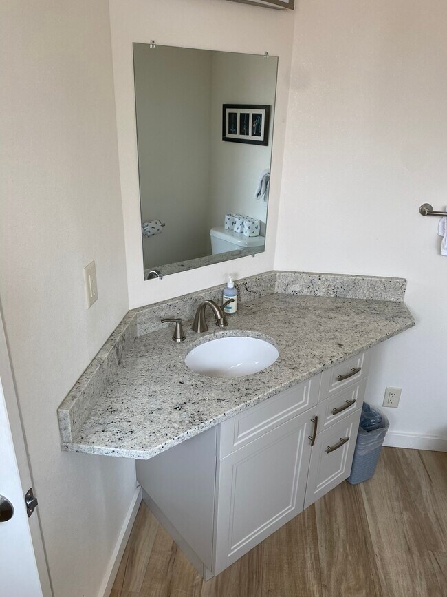 Building Photo - 808 WA-150