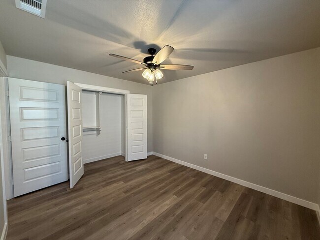 Building Photo - 6101 Poppy Dr