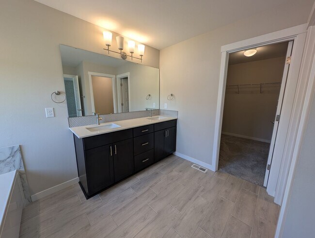 Building Photo - LIKE-NEW 4 bedroom home in Lacey!