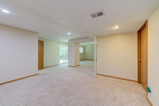 Building Photo - 650 Top Notch Ln