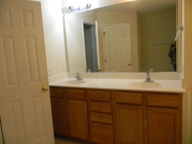 Building Photo - Great Home in Moncks Corner