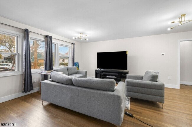 Building Photo - 22 Crescent Ct