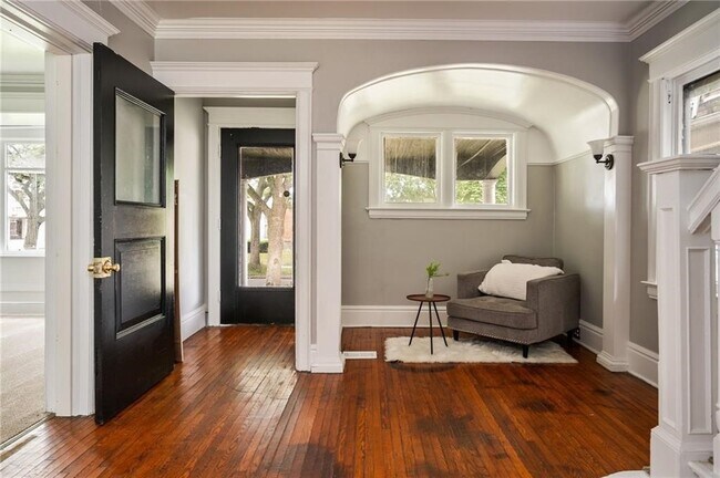 Building Photo - 117 Kenwood Ave