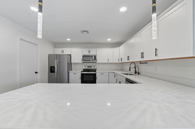 Building Photo - Beautiful Glendale Home With Pool!