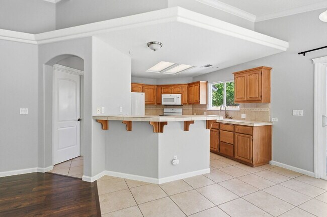 Building Photo - Very clean move in ready dog friendly