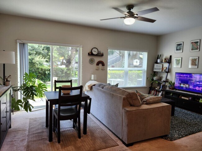 Building Photo - Amazing townhouse for rent