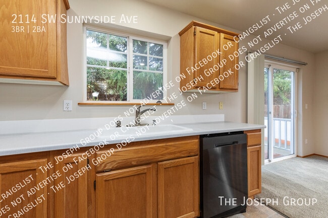 Building Photo - 2114 SW Sunnyside Ave