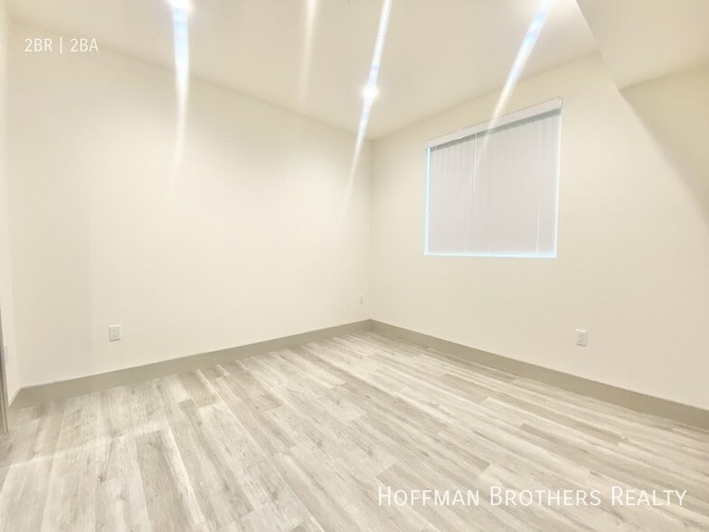 Building Photo - 4849 Oakwood Ave