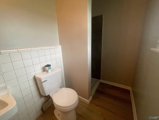 Building Photo - 606 Eastbrook Dr NW