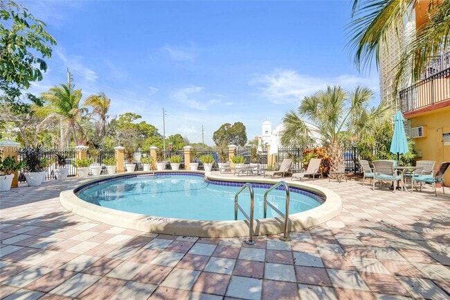 Building Photo - 744 NE 14th Ave