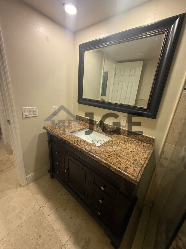 Building Photo - 861 SE 22nd Ave