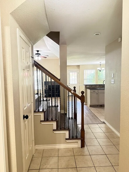 Building Photo - Room in Townhome on Oceanside Dr