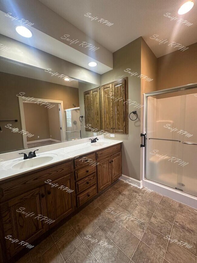 Building Photo - 9030 Meadow View Dr
