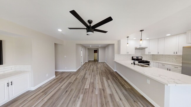 Building Photo - Newly Renovated (2022)! Amazing Location! ...
