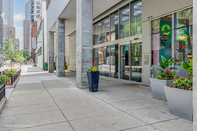 Building Photo - 550 N St Clair St