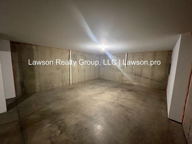 Building Photo - Luxurious Colonial Green Townhome