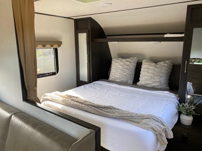 Interior - 1751 University Dr