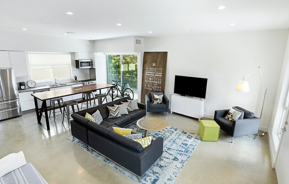 Building Photo - 2496 S CENTINELA Ave