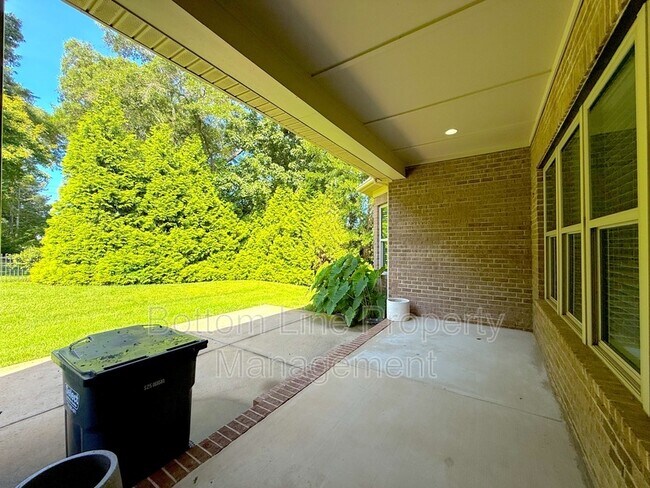 Building Photo - 9006 Blue Ridge Dr