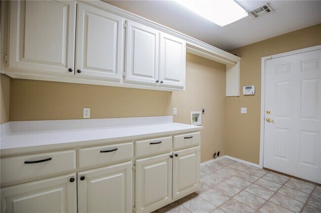 Building Photo - 115 NW Orchard Way