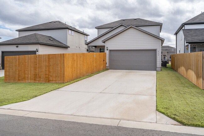 Building Photo - 848 Long Run